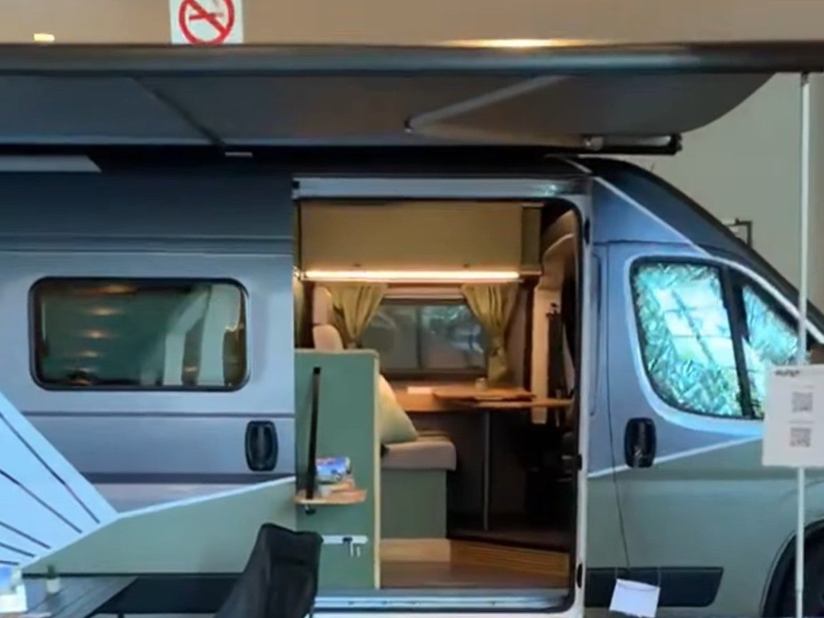 Van aménagé Moritz de Flowcamper avec la porte coulissante ouverte