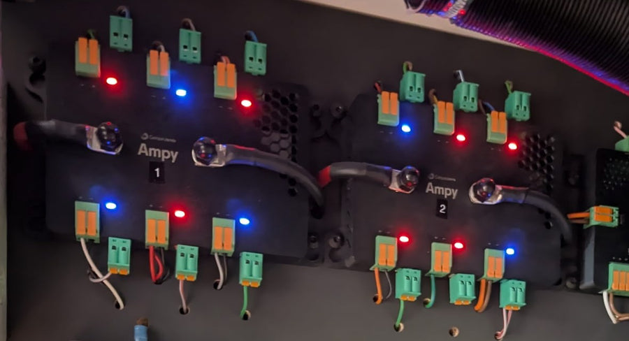 Deux Ampy : chaque sortie indique par LED bleu pour allumé et rouge pour éteint.