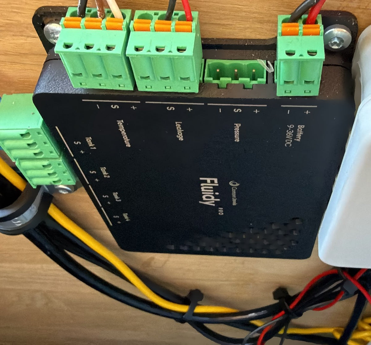 Fluidy Pro im Einbau. Tanks, Druck, Leckage und Temperatur kommen auf steckbare Klemmen.