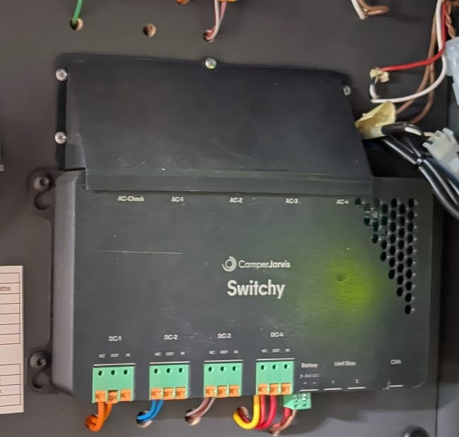 Switchy dans le compartiment technique, avec quatre canaux DC et quatre canaux AC.