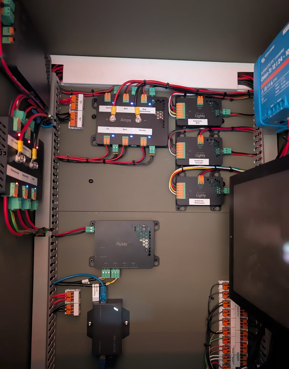 Ein komplettes System im Technikschrank: Ampy, Lighty, Fluidy und Volty, alle gesteuert über den SmartKnob.