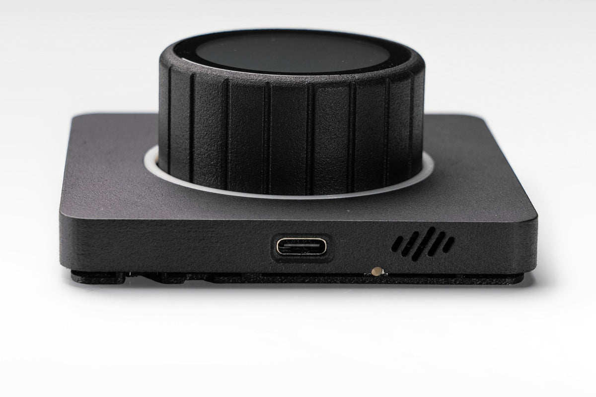 SmartKnob Nahaufnahme von vorne: USB-C-Buchse und Lautsprecheröffnung